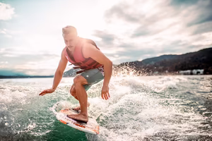 Auf der Welle reiten mit dem Wakeboard