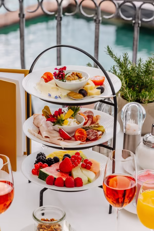 100 & mehr Köstlichkeiten machen das Schloss Frühstück im lichtdurchfluteten Wintergarten oder auf der Terrasse zu einem essbaren Stillleben