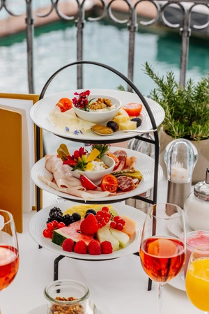 More than 100 delicacies make the Schloss breakfast in the light-flooded winter garden or on the terrace a true enjoyment