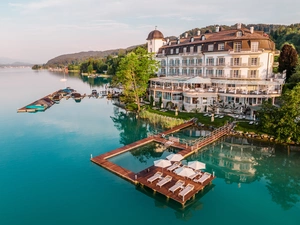 Schloss Seefels on the Wörthersee with heated lake pool