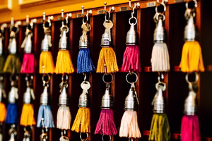buntes Schlüsselboard in der Hotelhalle