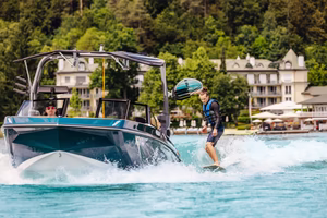 Wakesurf mit dem Schloss Seefels Motorboot