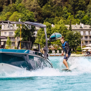 Wakesurf mit dem Schloss Seefels Motorboot