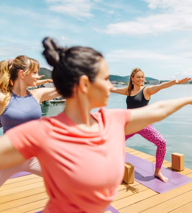 Yoga am Badesteg, umgeben von türkisblauen Wasser, einfach herrlich hier ein- und ausatmen