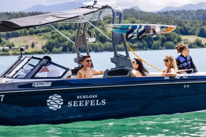 Schloss Seefels Motorboot 