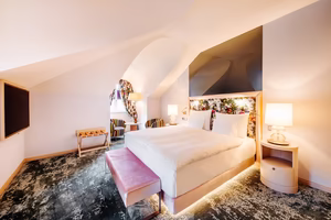 Small Superior Zimmer im Christian Lacroix Look 