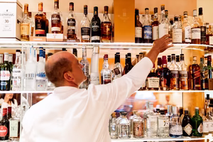 mehr als 60 Whiskey Sorten gibt es in der Schlossbar