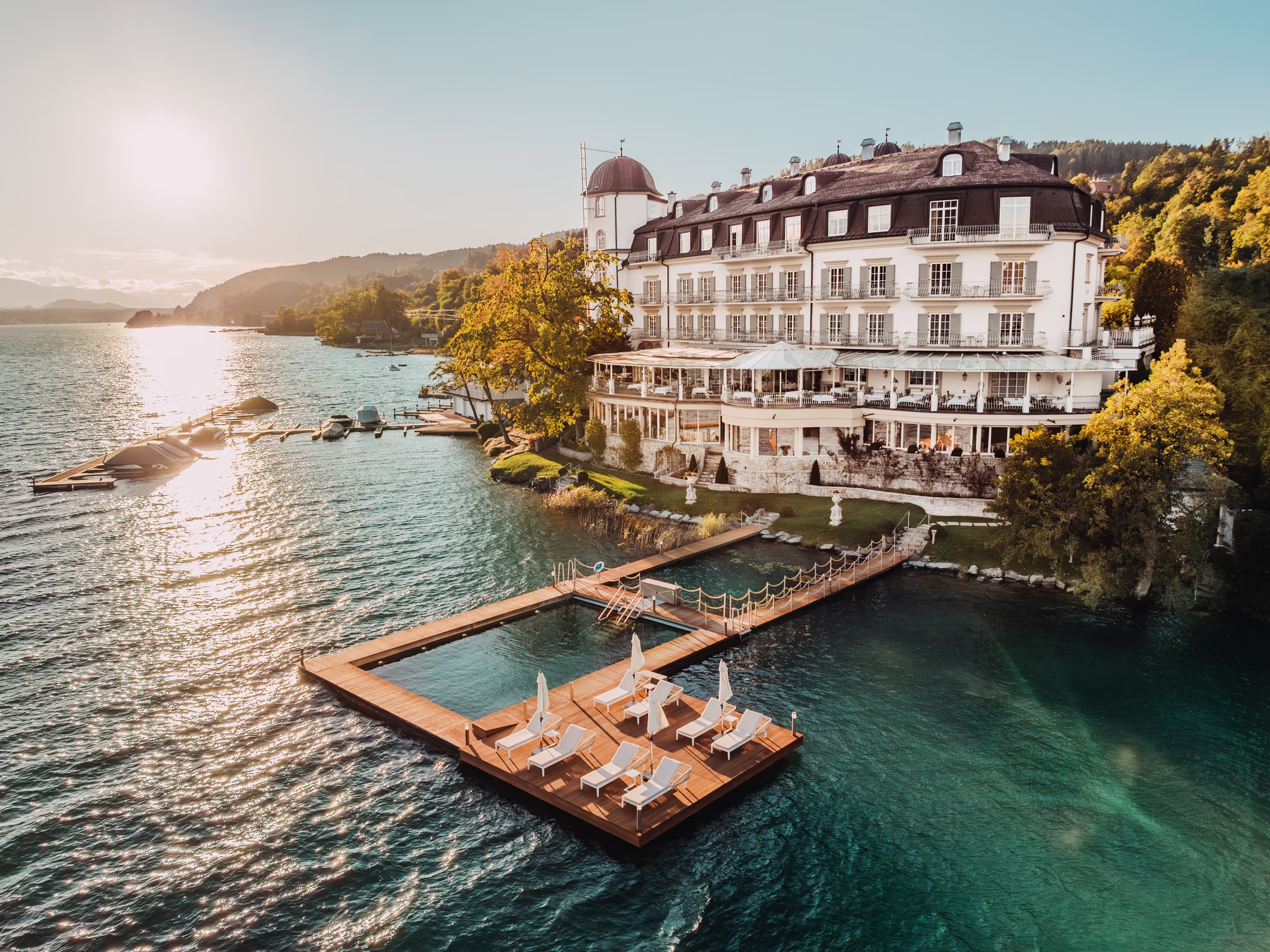 Hotel Schloss Seefels im Herbstlicht, eingebettet zwischen Wörthersee und Schlossgarten