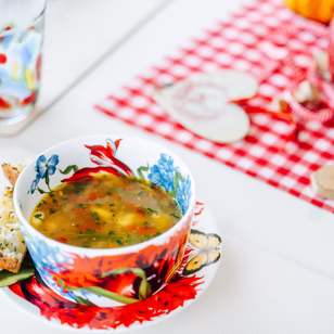 Seefels-Fischsuppe mit Knoblauchbaguette