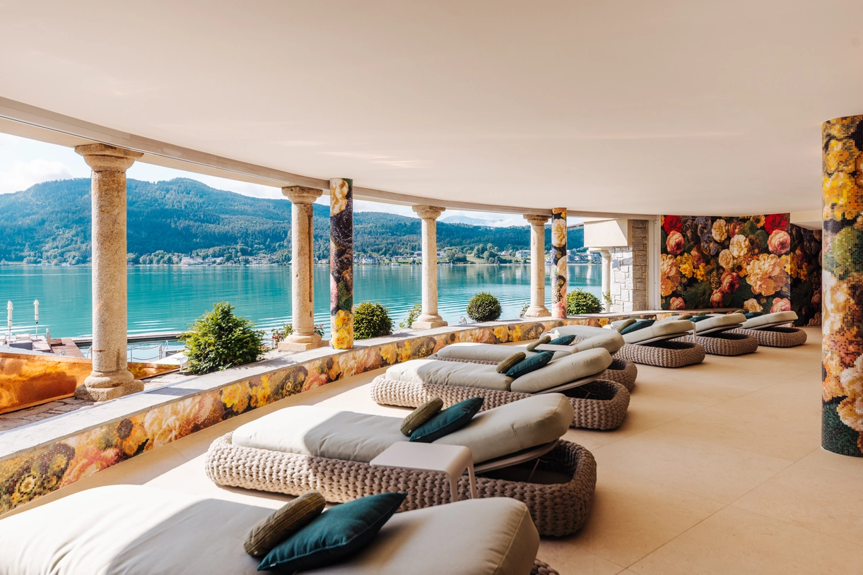 Relaxation room with a view of the Wörthersee