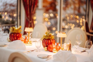 weihnachtlich gedeckter Tisch mit funkelnden Lichtern 