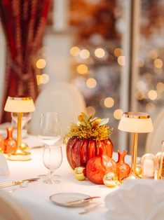 weihnachtlich gedeckter Tisch mit funkelnden Lichtern 