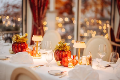 weihnachtlich gedeckter Tisch mit funkelnden Lichtern 
