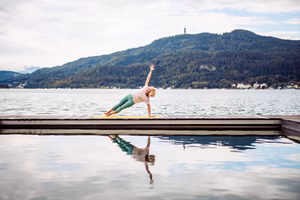 Namaste am Wörthersee-Badesteg