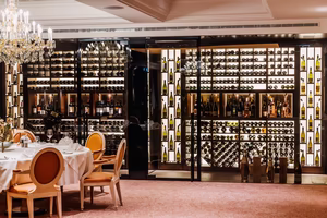 Modernes Design trifft reifen Wein