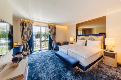 Double room with balcony and lake view