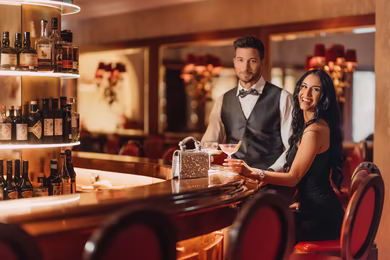 Die legendäre Schlossbar im Hotel Schloss Seefels - ein stimmungsvoller Ort für einen Classic Cocktail.